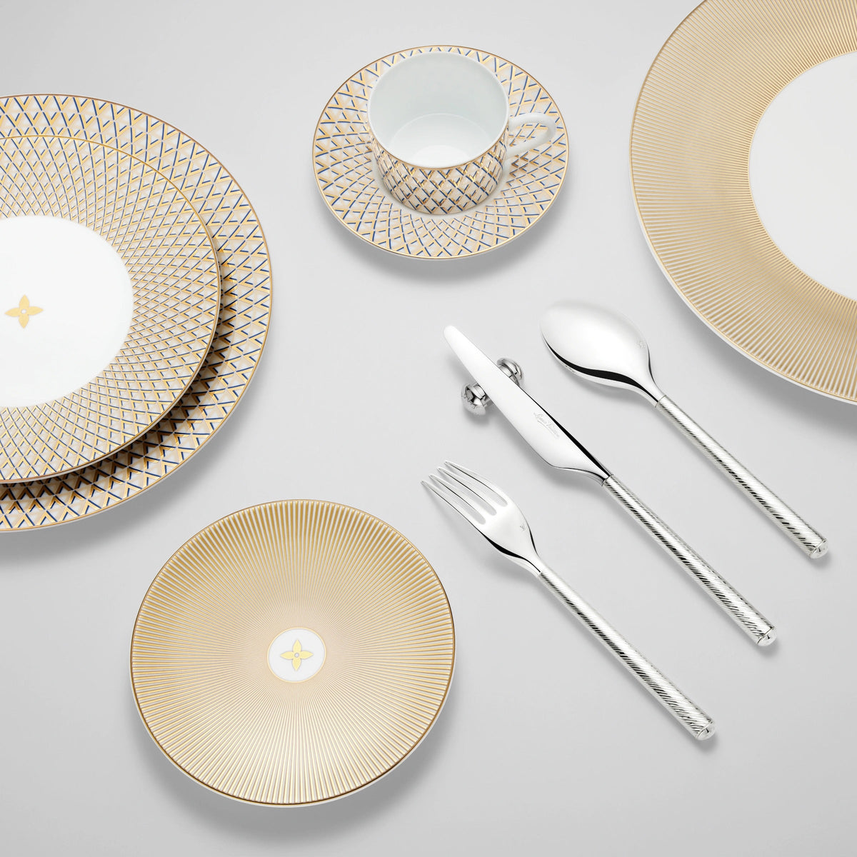 Splendor Set Of 2 Presentation Plates