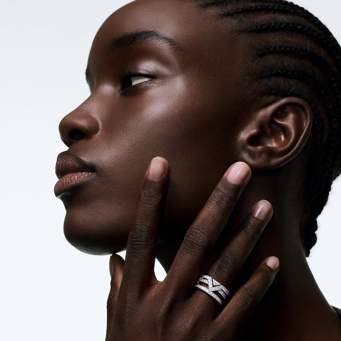 Pure V Ring, White Gold and Diamonds